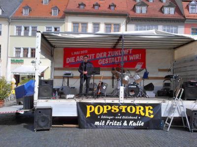 Nach 5 Minuten zogen die "Jungen Nationalen" unter Pfiffen wieder ab und Carsten Schneidern konnte sein Grußwort an  250 Gewerkschafter und Gäste richten.