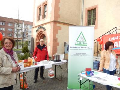 Jürgen Kaiser vertritt unsere IG BAU und sammelt mit heißen Würsten Spenden für einen guten Zweck.