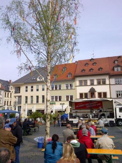 Mai-Kundgebung untern Maibaum