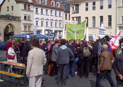 Plötzlich: Ein Trupp Neonazis versucht die Veranstaltung zu übernehmen.