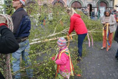 aber erst muss die Birke geschmückt werden, damit sie zum Maibaum wird